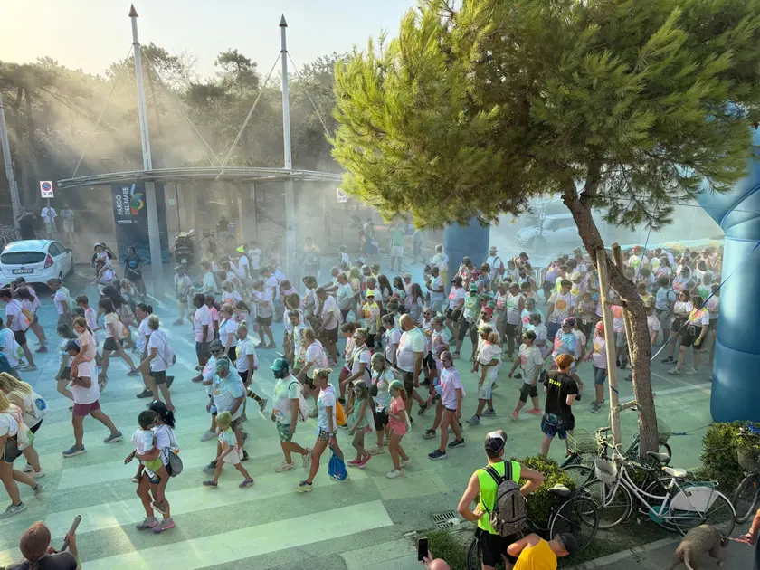 Un momento della Holi Run a Lignano