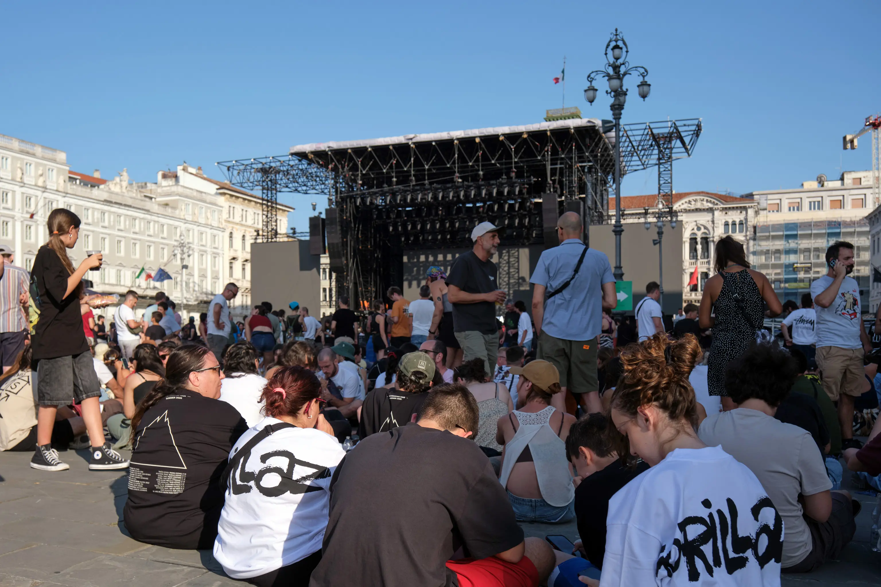 Tra le prime a mettersi in fila già alle 14, sotto il sole, in via Carlo, per accaparatsi un posto proprio sotto il palco sono state due ragazze di Lumignano, in provincia di Vicenza: Anna e Lory. Sono due delle 16.000 fan che hanno atteso impazienti per ore pur di vedere e ascoltare dal vivo i Gorillaz. Nelle foto di Massimo Silvano e Andrea Lasorte, la giornata dei fan che hanno invaso la città