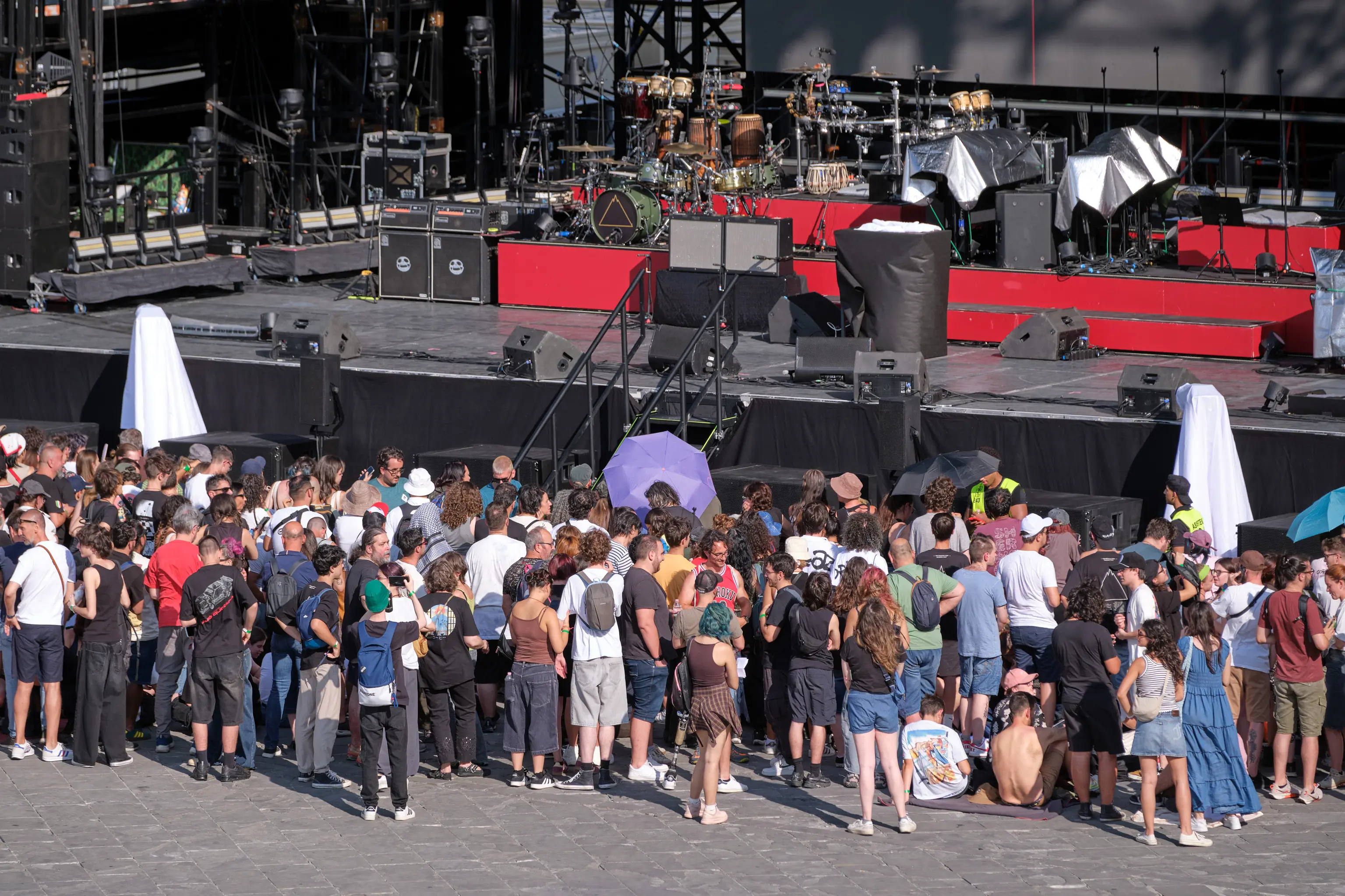 Tra le prime a mettersi in fila già alle 14, sotto il sole, in via Carlo, per accaparatsi un posto proprio sotto il palco sono state due ragazze di Lumignano, in provincia di Vicenza: Anna e Lory. Sono due delle 16.000 fan che hanno atteso impazienti per ore pur di vedere e ascoltare dal vivo i Gorillaz. Nelle foto di Massimo Silvano e Andrea Lasorte, la giornata dei fan che hanno invaso la città