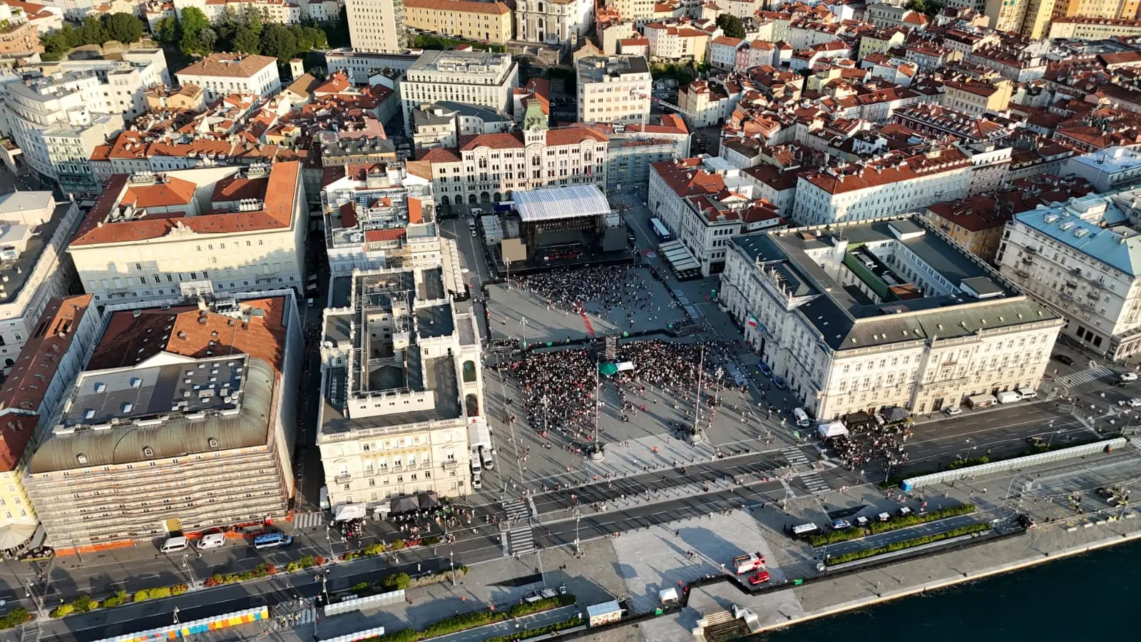 Tra le prime a mettersi in fila già alle 14, sotto il sole, in via Carlo, per accaparatsi un posto proprio sotto il palco sono state due ragazze di Lumignano, in provincia di Vicenza: Anna e Lory. Sono due delle 16.000 fan che hanno atteso impazienti per ore pur di vedere e ascoltare dal vivo i Gorillaz. Nelle foto di Massimo Silvano e Andrea Lasorte, la giornata dei fan che hanno invaso la città