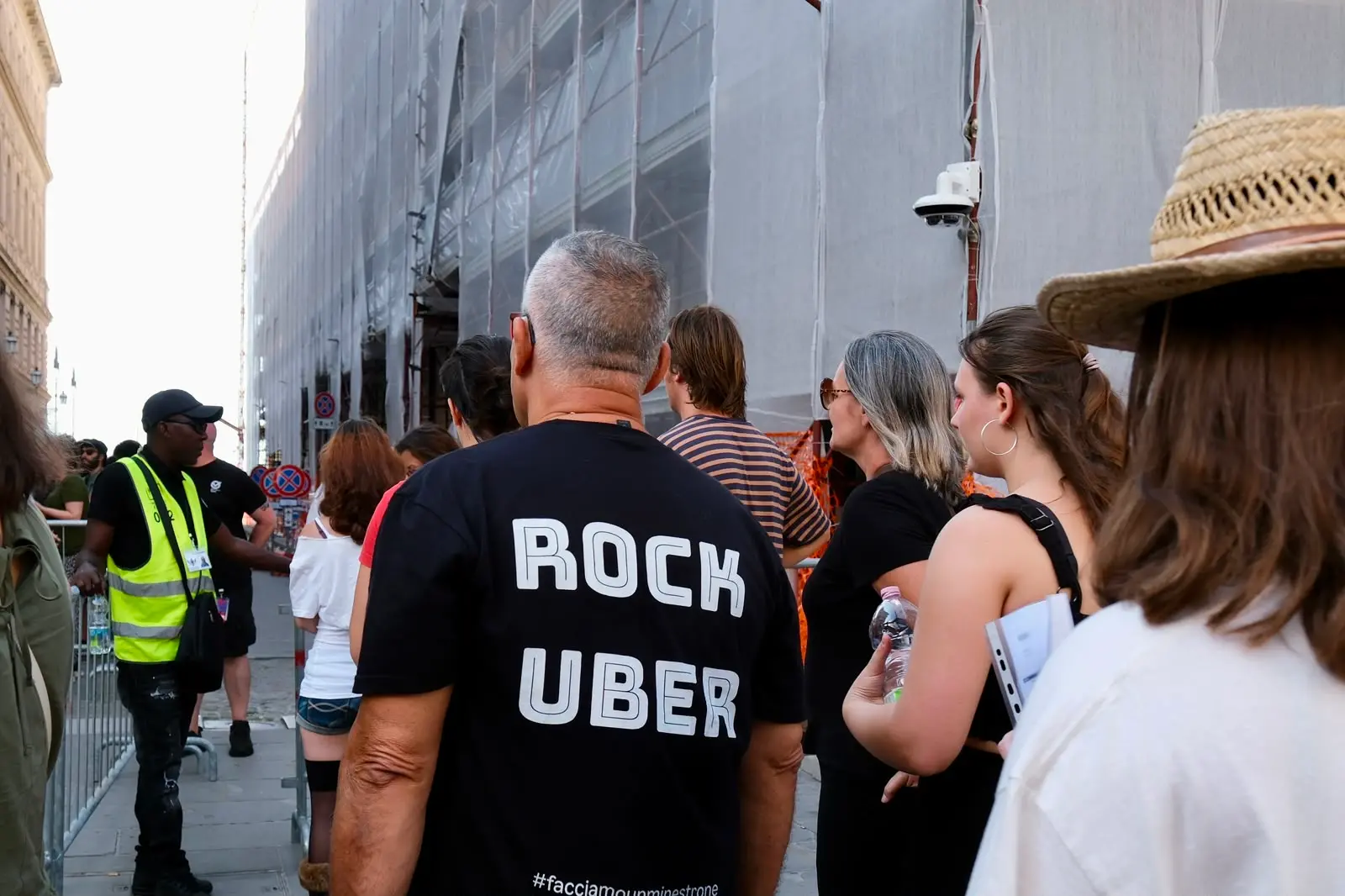 Tra le prime a mettersi in fila già alle 14, sotto il sole, in via Carlo, per accaparatsi un posto proprio sotto il palco sono state due ragazze di Lumignano, in provincia di Vicenza: Anna e Lory. Sono due delle 16.000 fan che hanno atteso impazienti per ore pur di vedere e ascoltare dal vivo i Gorillaz. Nelle foto di Massimo Silvano e Andrea Lasorte, la giornata dei fan che hanno invaso la città