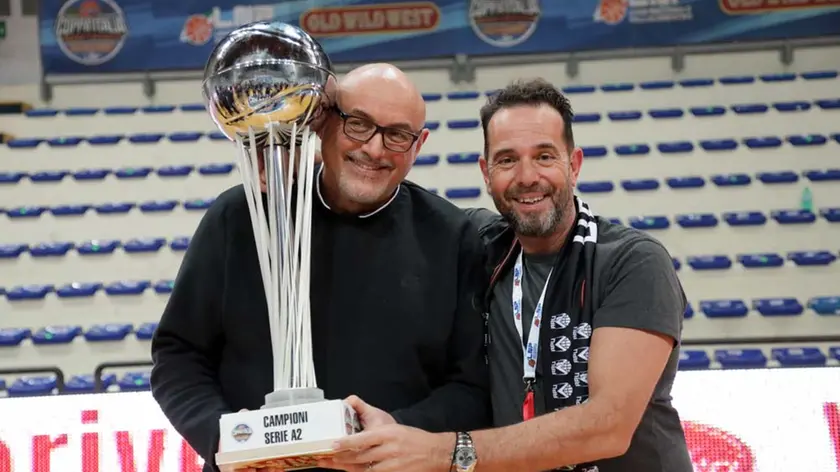 Boniciolli e Pedone con la coppa Italia di A2 vinta quando il coach triestino guidava l’Apu