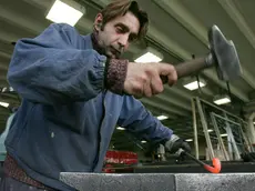 Un artigiano al lavoro: in Friuli Venezia Giulia sono passati dai 37.200 del 2016 ai 29.500 del 2025