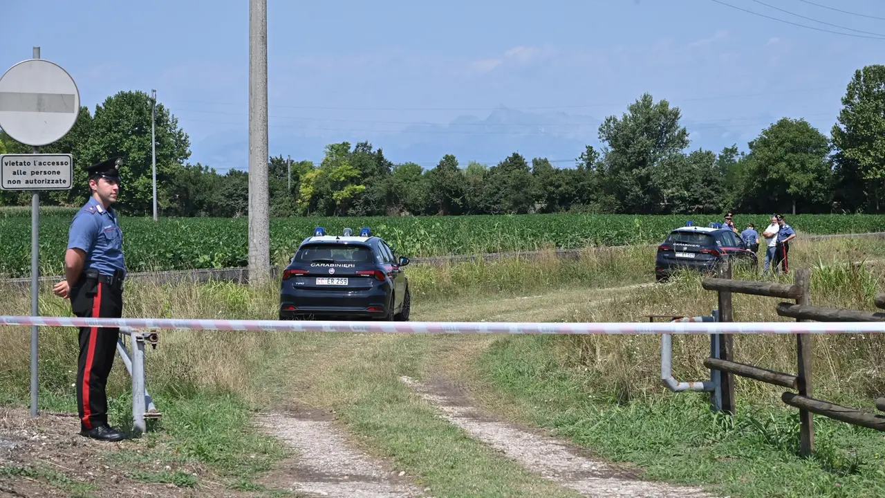 L'area di via Biauzzo, a Codroipo, è interdetta al traffico. Sul posto i carabinieri (Foto petrussi)