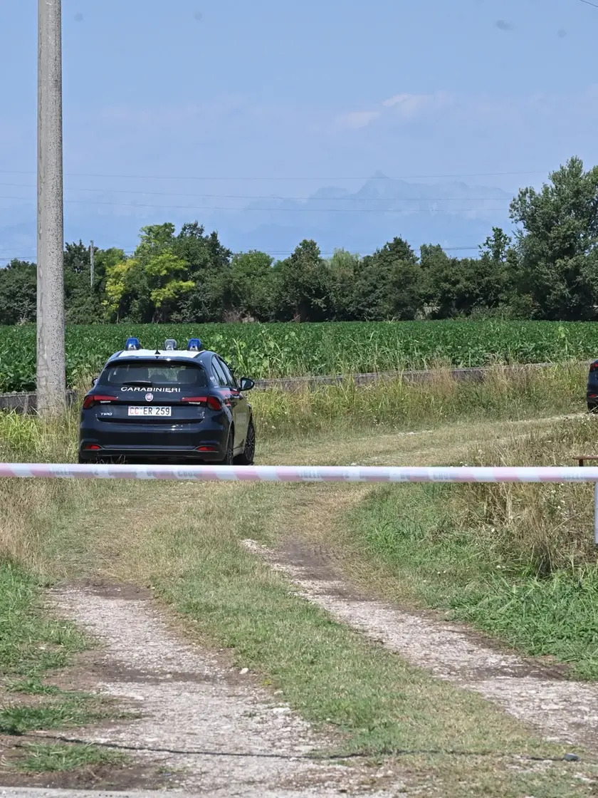 Il luogo del ritrovamento, vicino via Biauzzo, a Codroipo, è interdetto. Sul posto i carabinieri (Foto petrussi)