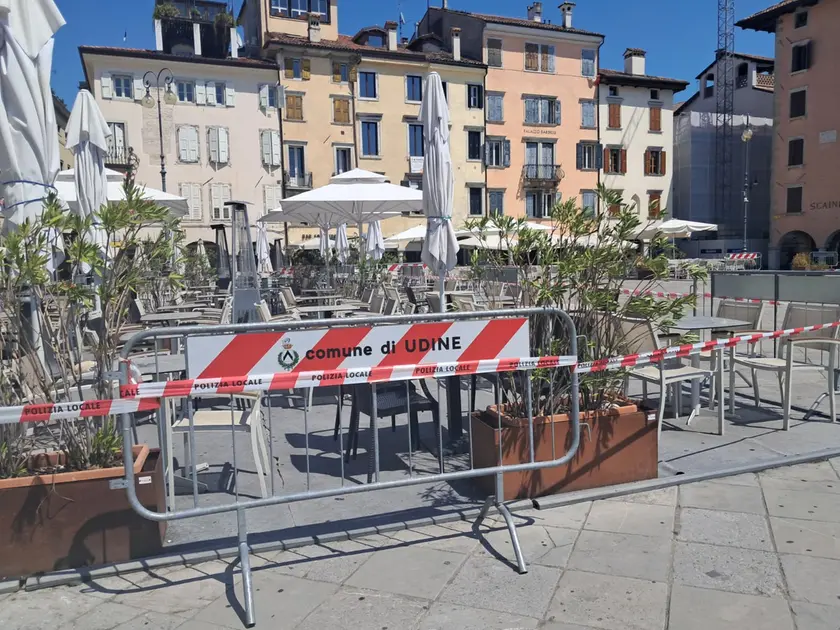 I dehor delimitati dal nastro e dalle transenne (foto Petrussi)