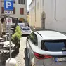 Le auto posteggiate sugli stalli di carico-scarico in via Sarpi