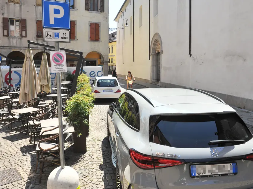 Le auto posteggiate sugli stalli di carico-scarico in via Sarpi