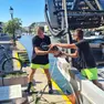 Pescatori al lavoro a Grado, mentre scaricano i prodotti ittici raccolti in mare
