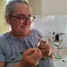 La volontaria all'opera con un cucciolo di gatto