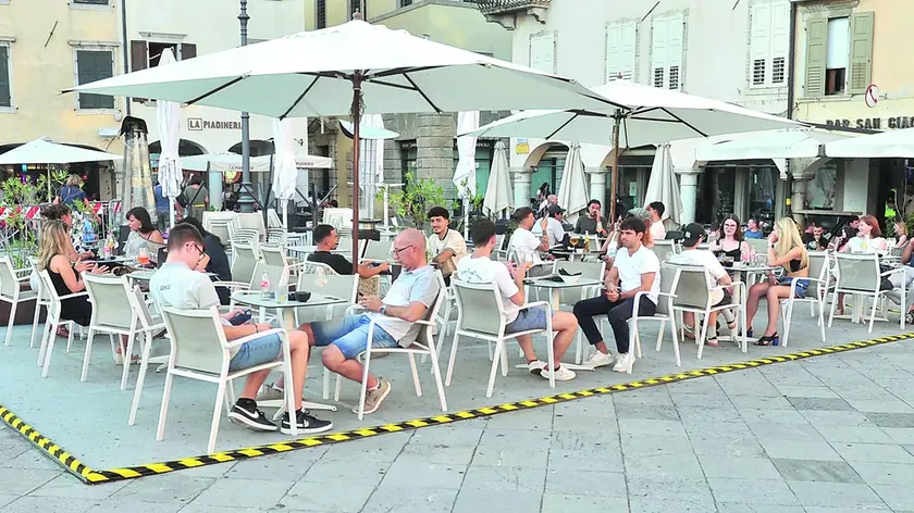I dehor riaperti in piazza San Giacomo. Foto Petrussi