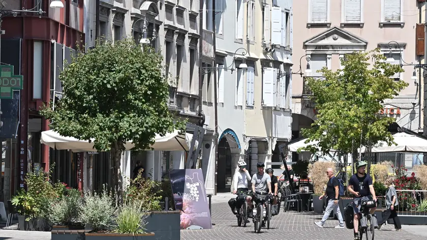 https://images.messaggeroveneto.it/view/acePublic/alias/contentid/1st68aovqnscijxudsg/0/copia-di-udine-31-luglio-2026-nuovi-arredi-via-mercatovecchio-foto-petrussi.webp?f=16%3A9&amp;w=840