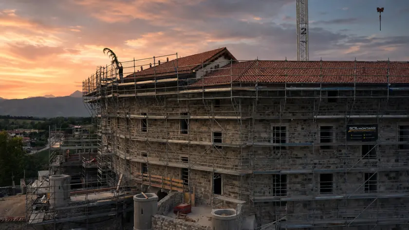 La frasca sul mastio annuncia il finale del cantiere: il Castello di Colloredo riapre a 50 anni dal terremoto