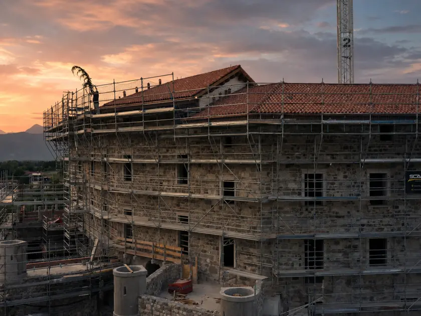 La frasca sul mastio annuncia il finale del cantiere: il Castello di Colloredo riapre a 50 anni dal terremoto