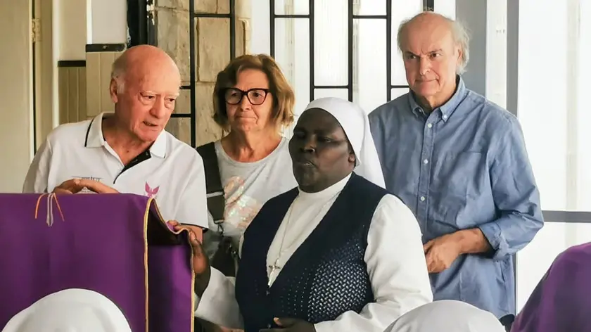 Giuseppe Ragogna con i coniugi Bertoia all’inaugurazione di Rumuruti, mamme africane in attesa e le stanze del polo materno-infantile attivato in Kenya, grazie ai finanziamenti raccolti da piccoli donatori friulani