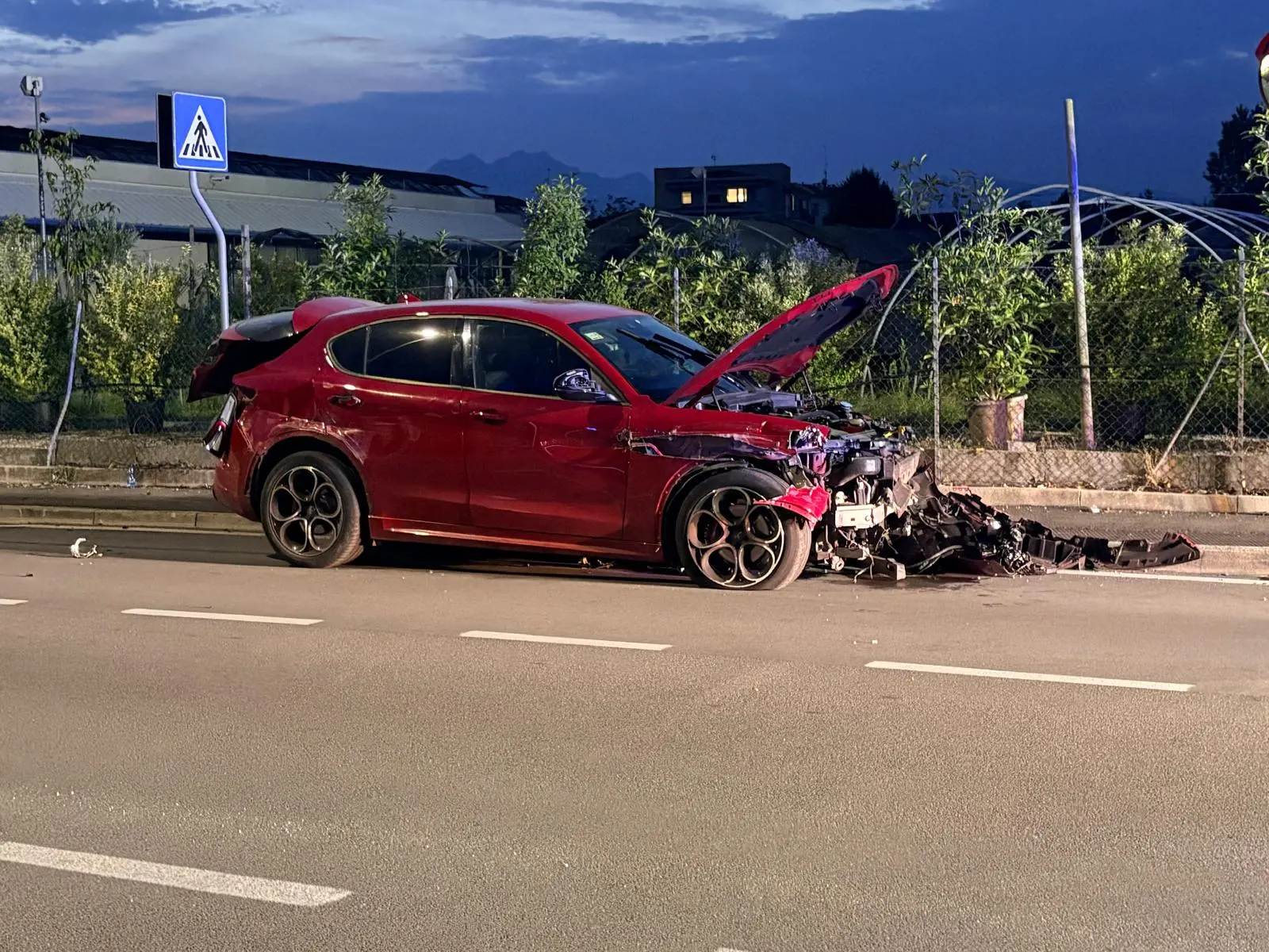 Perde il controllo del Suv dopo il dosso e abbatte 12 paletti: paura in via Cappuccini a Pordenone