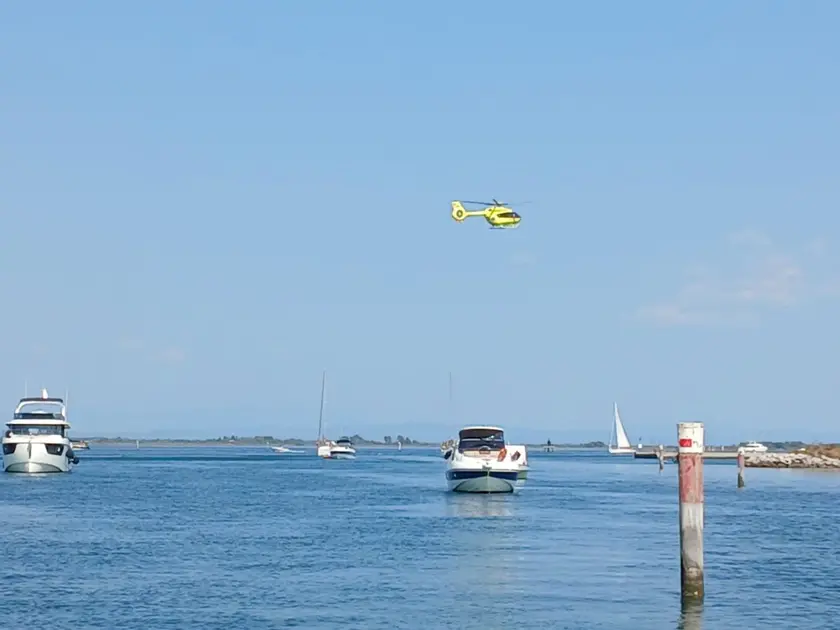 Alcuni turisti hanno tentato di rianimarlo portandolo fuori dall'acqua