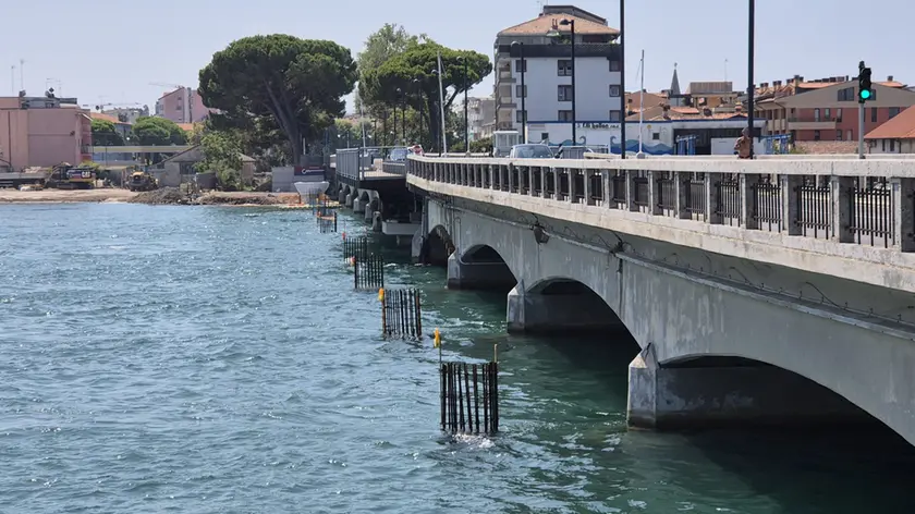 I piloni indicano dove passerà il futuro ponte parallelo