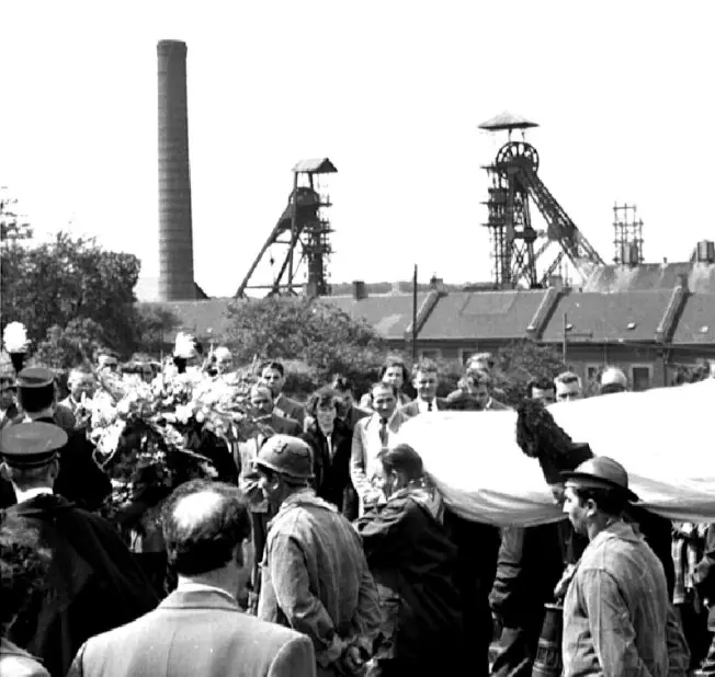 I funerali di alcune delle vittime di Marcinelle