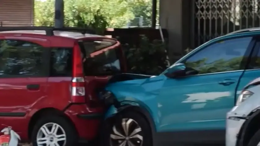 Alcune delle auto coinvolte nell'incidente in viale Leonardo da Vinci (Foto Telefriuli)