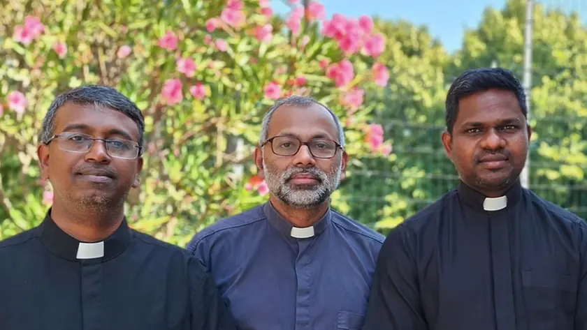 Da sinistra, padre Job Daniel, padre Aby Abraham e padre Reji Simon
