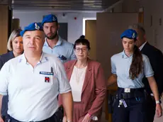 Lorena Venier accompagnata dagli agenti della polizia penitenziaria nel tribunale di Udine