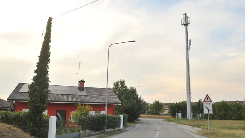 L' antenna di via Cargnacco in Baldasseria/ Foto Petrussi