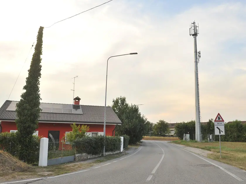 L' antenna di via Cargnacco in Baldasseria/ Foto Petrussi