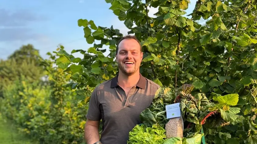 Enrico Fabbro nella sua azienda agricola
