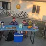 I tre amici davanti al loro banchetto di limonata a Pradamano