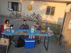 I tre amici davanti al loro banchetto di limonata a Pradamano
