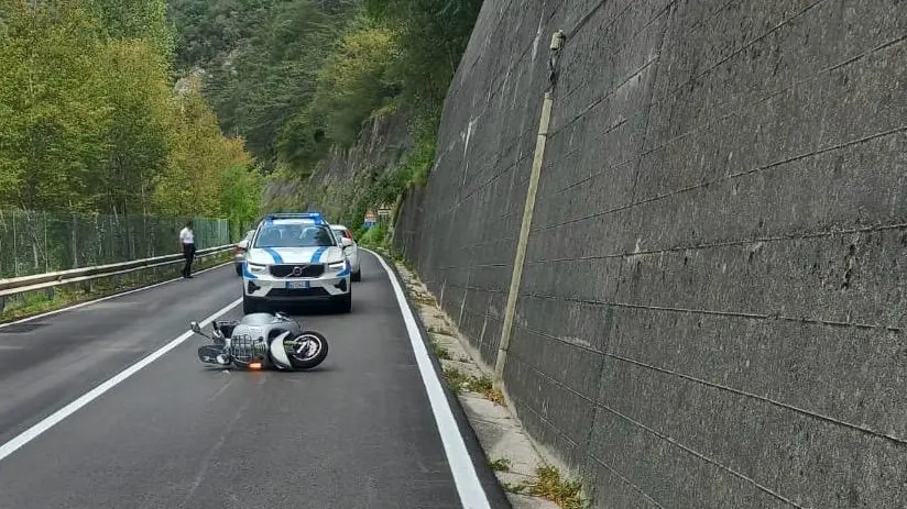 La pattuglia della polizia locale sul posto per eseguire i rilievi dell’incidente lungo l’ex provinciale per eseguire i rilievi dell’incidente lungo l’ex provinciale 19
