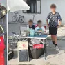 Uno dei Ciao già spedito e in arrivo da Aosta. A destra il banchetto dei tre ragazzi in via Buttrio a Pradamano diventato un caso
