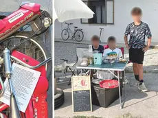 Uno dei Ciao già spedito e in arrivo da Aosta. A destra il banchetto dei tre ragazzi in via Buttrio a Pradamano diventato un caso