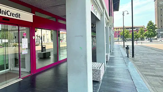 Lo sportello della banca in piazza (Foto Brisotto/Petrussi)