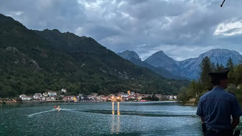 I carabinieri della stazione di Montereale Valcellina sul pontile