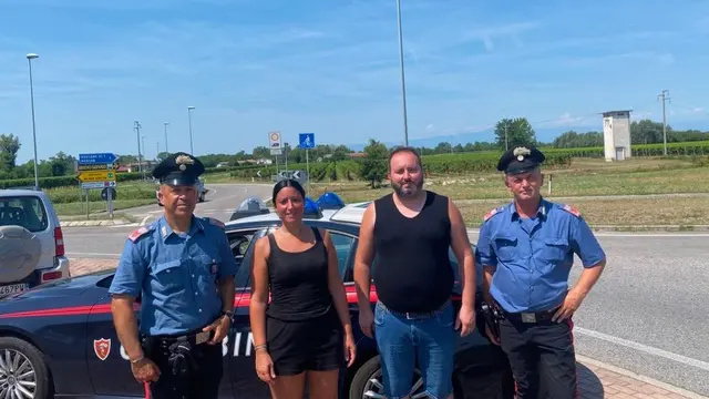Al centro Elena Maiolla e Gabriele Tonizzo con i carabinieri