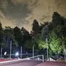 L’ultraleggero incastrato fra i rami della quercia nel parco di Villa Luppis