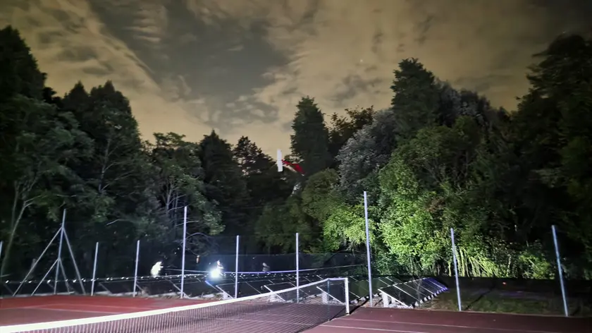 Zuppi di benzina con lo spettro del rogo: ecco perché i due amici si sono calati dall’aereo dopo l’impatto con l’albero