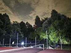 L’ultraleggero incastrato fra i rami della quercia nel parco di Villa Luppis