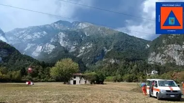 Elicotteri del Servizio Aereo Regionale operativi su incendio Monte Amariana, Cuel Feltron, Amaro