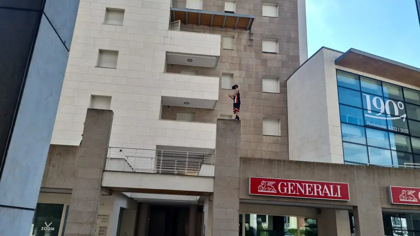 Uno dei giovani che stavano facendo parkour assieme ad altri tre su un condominio e l’intervento dei carabinieri