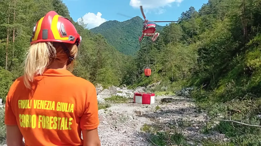 Uno degli elicotteri impegnati nel Pordenonese