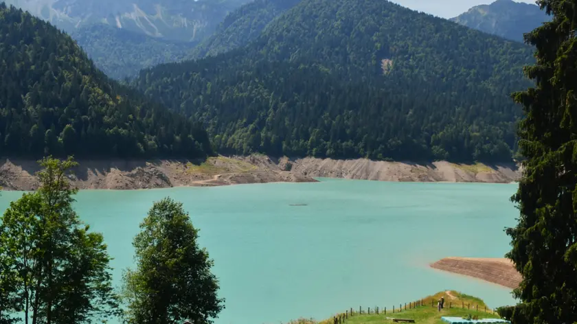 https://images.messaggeroveneto.it/view/acePublic/alias/contentid/1t1wk16ct4w4kfp5161/0/il-lago-di-sauris-e-quasi-vuoto.webp?f=16%3A9&amp;w=840