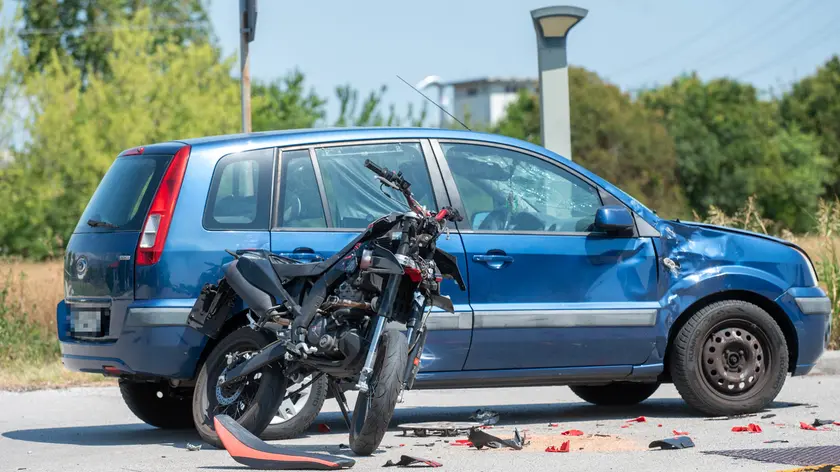 https://images.messaggeroveneto.it/view/acePublic/alias/contentid/1t2jcquf2duyy4zjkh8/0/copia-di-pordenone-12-agosto-2026-incidente-stradale-fontanafredda-foto-petrussi-marco-brisotto.webp?f=16%3A9&amp;w=840