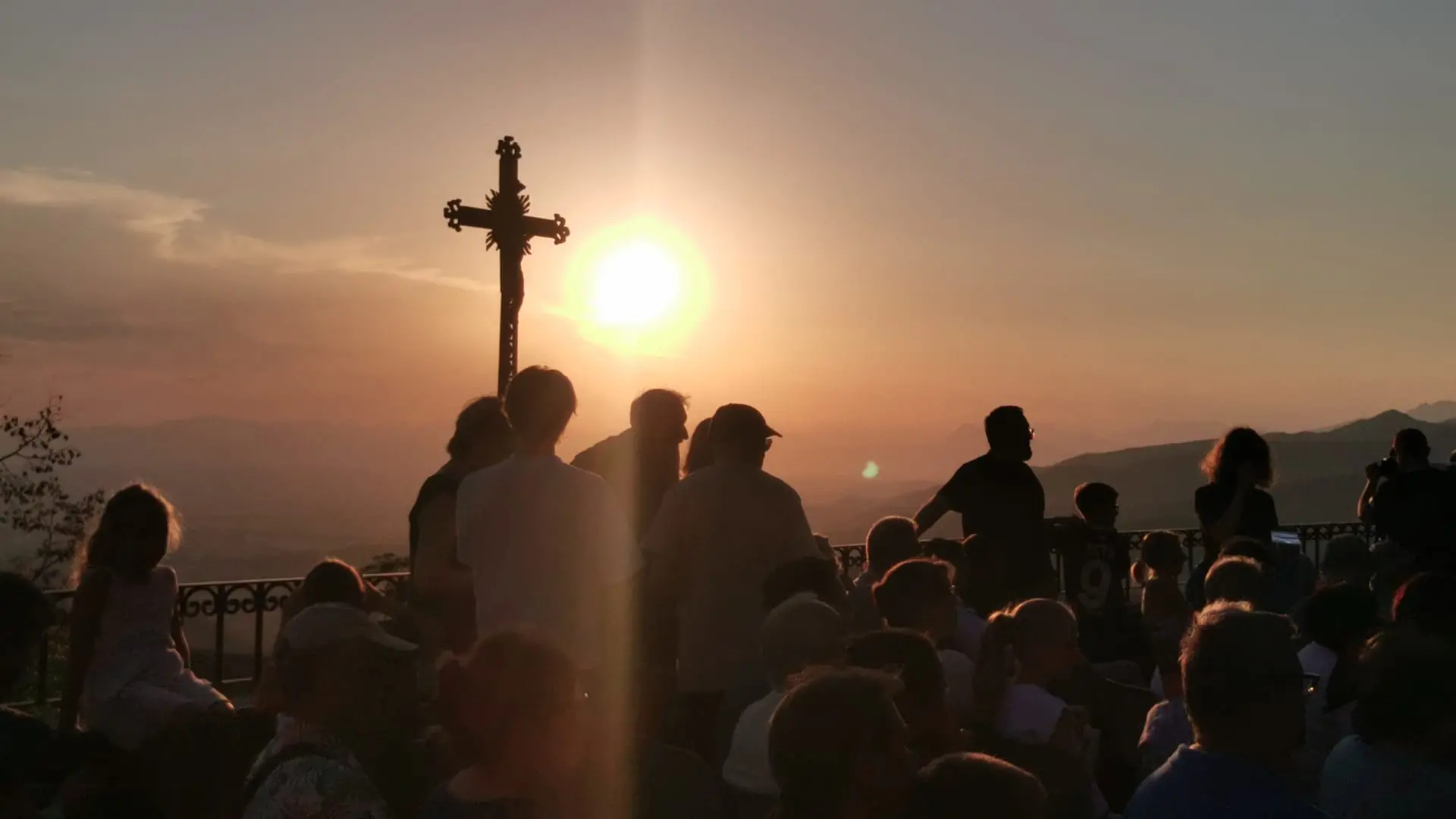 Dal castello di Udine a Castelmonte, in centinaia si sono riuniti sui punti più alti per osservare lo straordinario spettacolo, nonostante qualche nuvola. Foto Petrussi