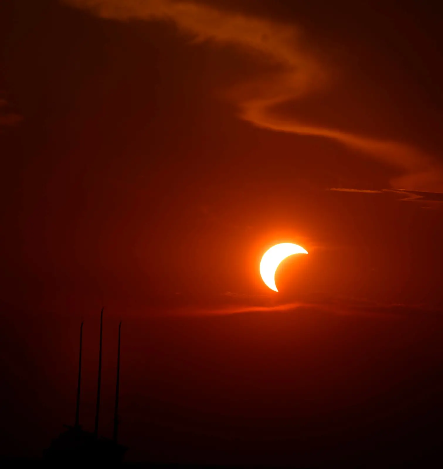 Tra occhialini ad hoc e metodi decisamente più creativi, sono tantissime le persone che stasera - 12 agosto - si sono radunate in tutto il Nord Est per vedere l'eclissi di sole. Le foto sono di Lasorte e Petrussi.