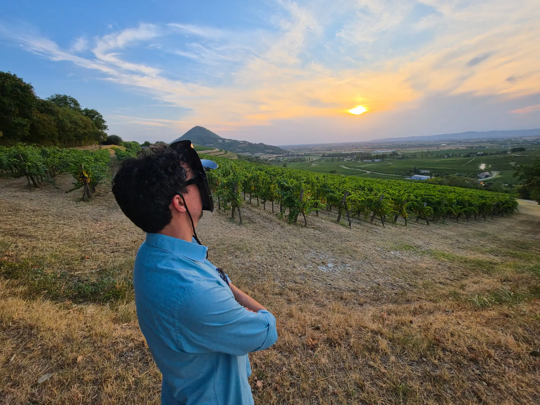 Tra occhialini ad hoc e metodi decisamente più creativi, sono tantissime le persone che stasera - 12 agosto - si sono radunate in tutto il Nord Est per vedere l'eclissi di sole. Le foto sono di Lasorte, Bruni e Petrussi.