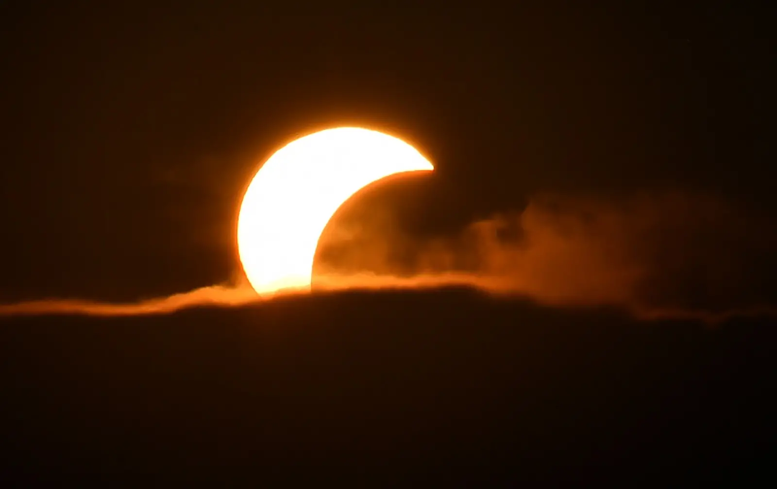 Tra occhialini ad hoc e metodi decisamente più creativi, sono tantissime le persone che stasera - 12 agosto - si sono radunate in tutto il Nord Est per vedere l'eclissi di sole. Le foto sono di Lasorte, Bruni e Petrussi.