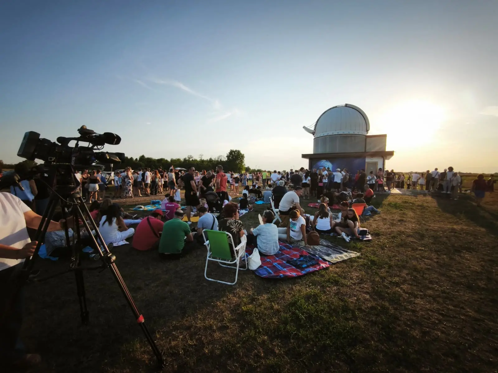 Una serata con 300 persone con gli occhi puntati verso il cielo all’Osservatorio degli astrofili di Talmassons. In tantissimi si sono ritrovati per osservare l’eclissi del 12 agosto, ammirando lo spettacolo astronomico attraverso gli strumenti e le immagini realizzate durante l’evento.